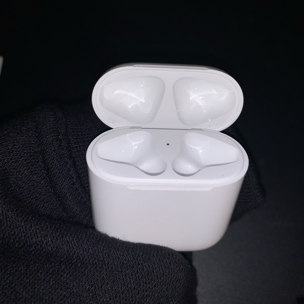 AirPod charging case - Picture 3 of 4